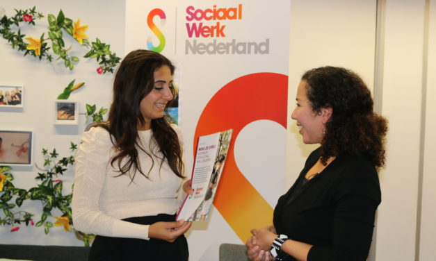 Sociaal Werk Nederland praat met jongeren, jongerenwerkers en wethouder bij Straathoekwerk