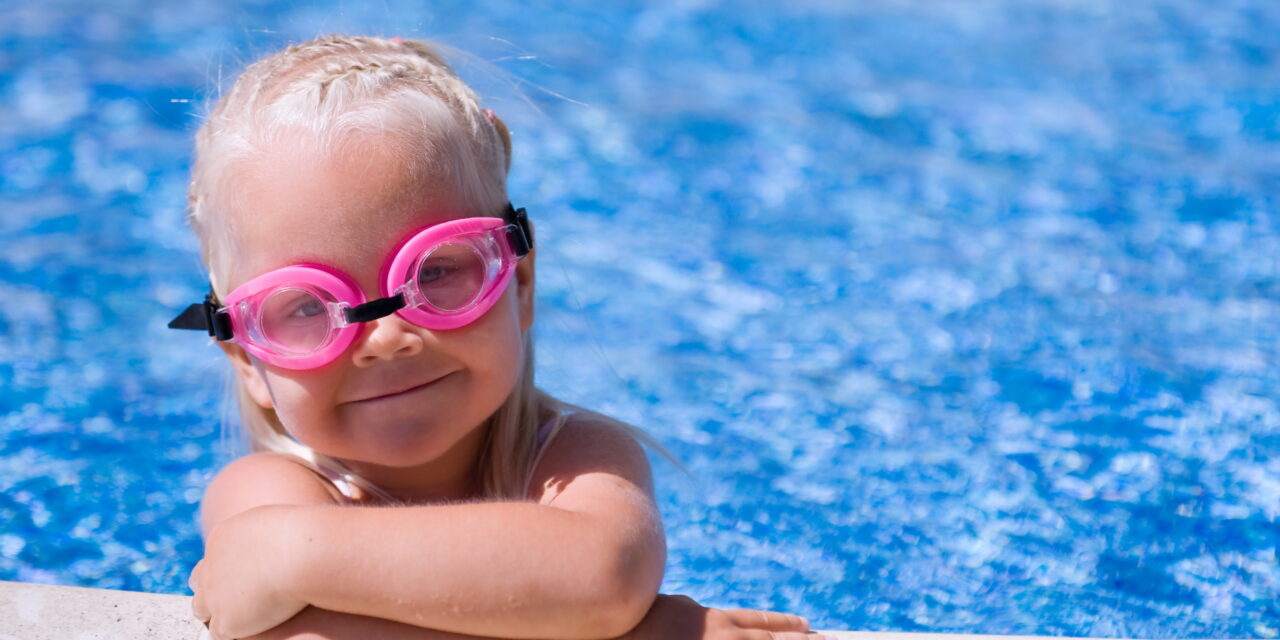 Let met kleine kinderen goed op bij zwemwater